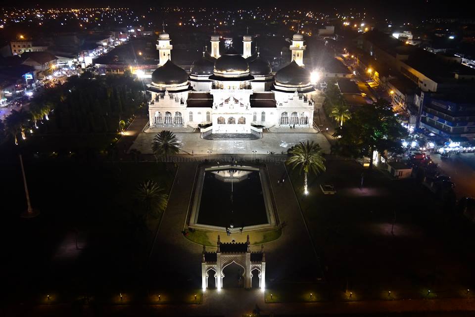 Mesjid Raya Baiturrahman di Malam Hari (foto diambil dari menara mesjid)